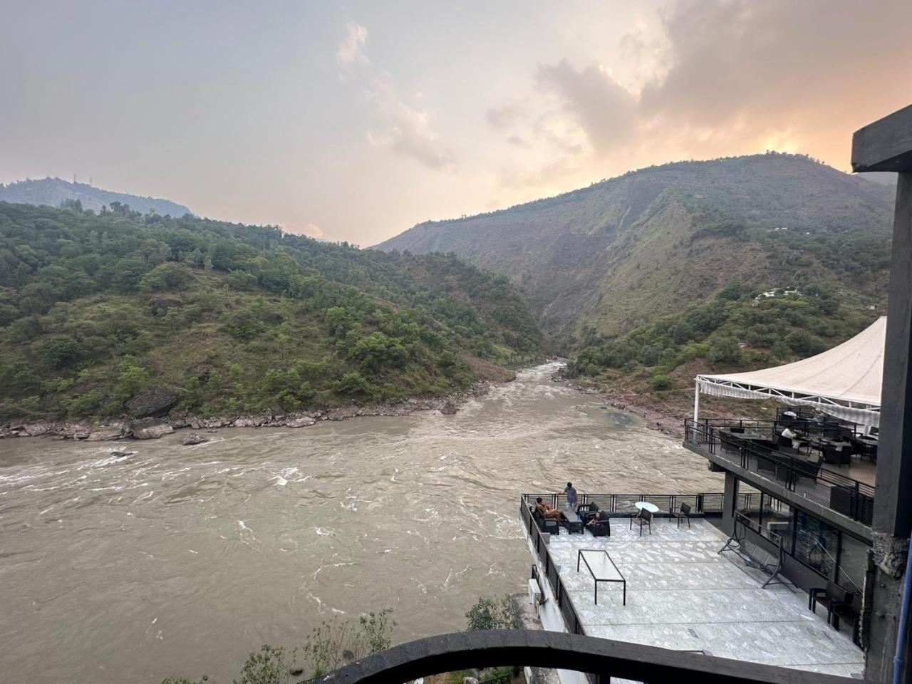 Hotel La Orilla Muzaffarabad Exterior photo